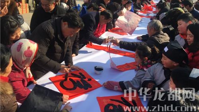 書法家揮毫送“?！?眾市民喜領(lǐng)春聯(lián)