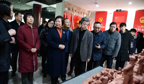 張振?！胺榛鹉甏扁x瓷泥塑藝術(shù)展在周口市文化中心展出