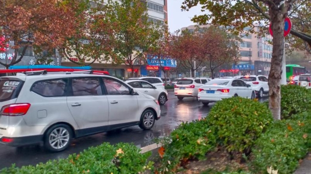 雨中道路擁堵，市民可繞行！