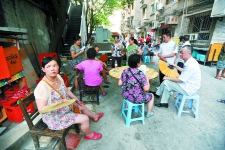 昨日，沙坪壩渝碚路，停電后市民來到院壩里乘涼。記者 張路橋 實(shí)習(xí)生 陳超 攝