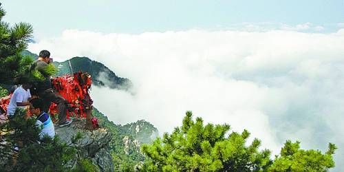  廬山云霧變幻莫測，常常轉(zhuǎn)瞬間便換了模樣。